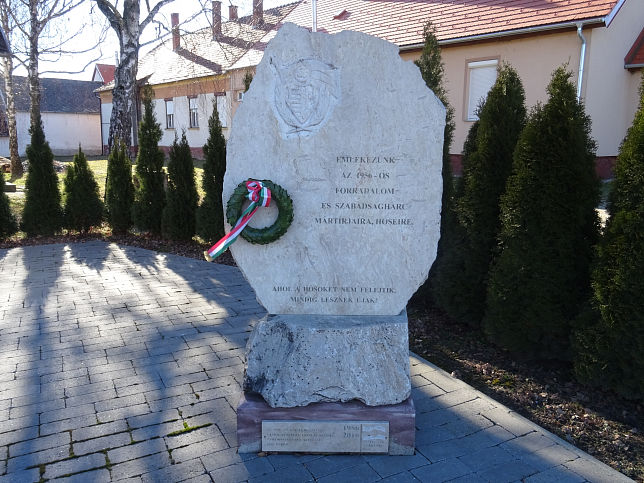 Vasalja, Gedenkplatz mit Kriegerdenkmal