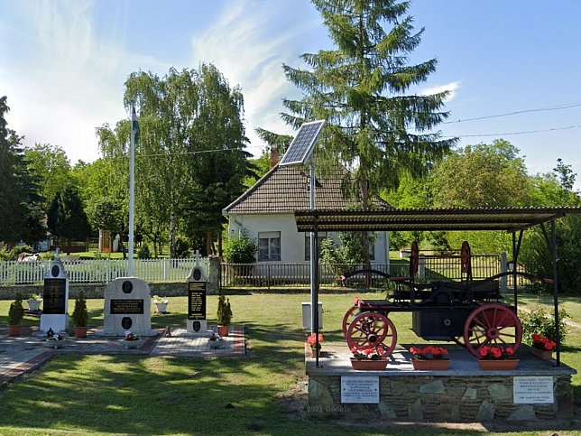 Vasegerszeg, Kriegerdenkmal und Spritzenwagen