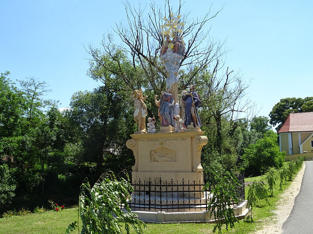 Vaskeresztes, Dreifaltigkeitssule mit Statuengruppe