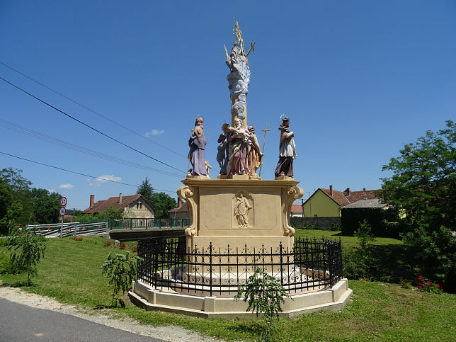 Vaskeresztes, Dreifaltigkeitssule mit Statuengruppe