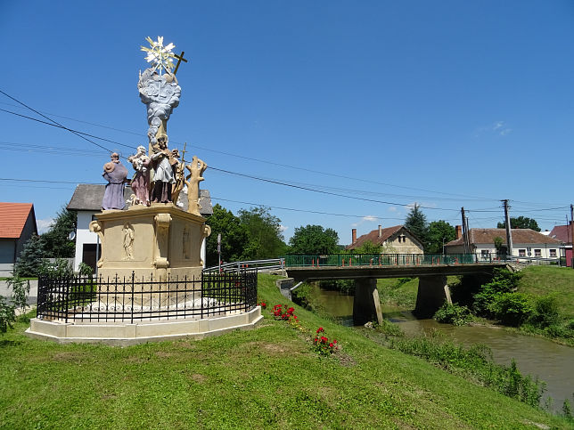 Vaskeresztes, Dreifaltigkeitss�ule mit Statuengruppe