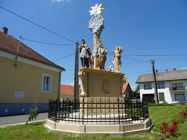 Vaskeresztes, Dreifaltigkeitss�ule mit Statuengruppe