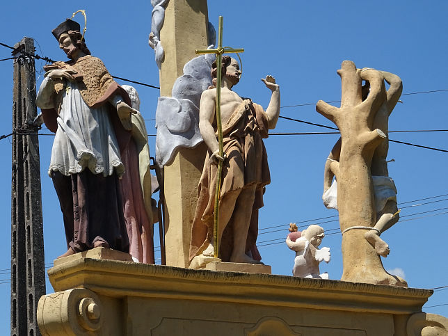 Vaskeresztes, Dreifaltigkeitssule mit Statuengruppe