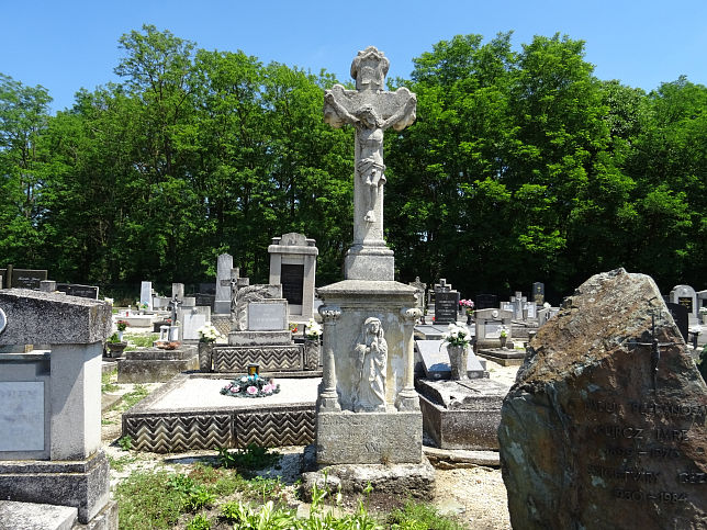 Vaskeresztes, Friedhofskreuz