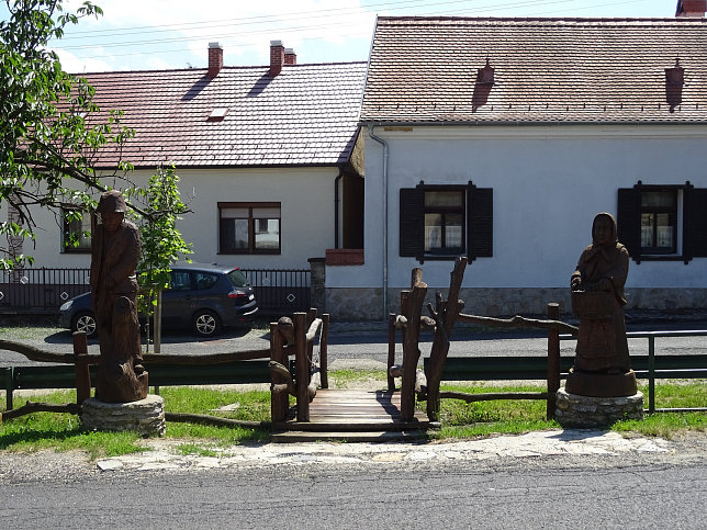 Velem, Figurengruppe beim Heldentor
