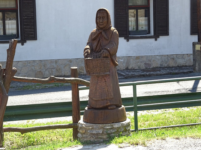 Velem, Figurengruppe beim Heldentor