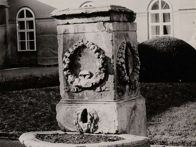 Acs�d, Zierbrunnen
