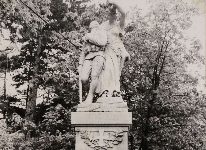 B�k, Kriegerdenkmal