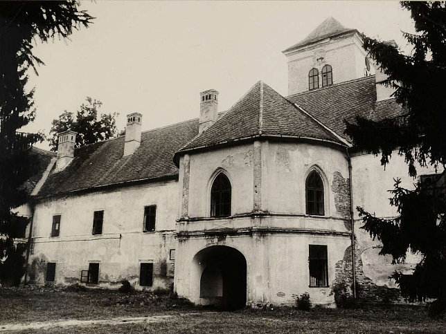 Csknydoroszl, Schloss