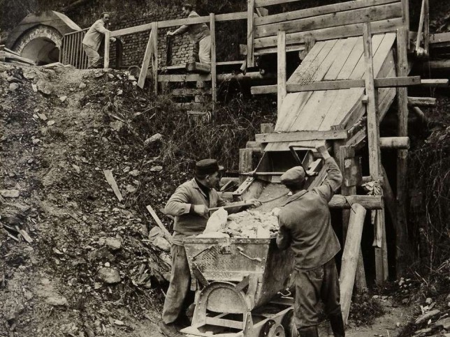 Fels�csat�r, Talkbergwerk