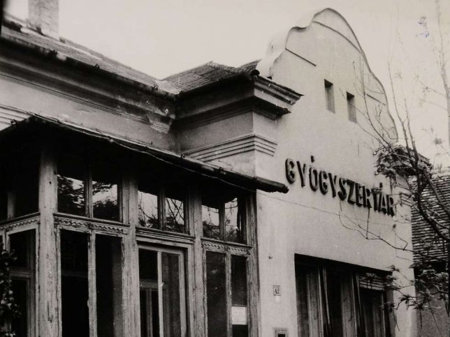 J�nosh�za, Apotheke