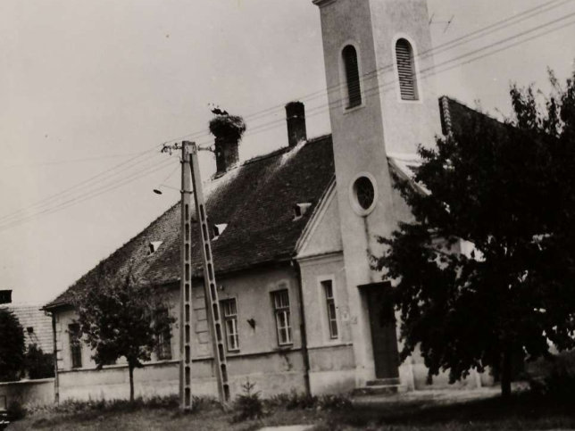 Kemeness�mj�n, Schule und Kirche