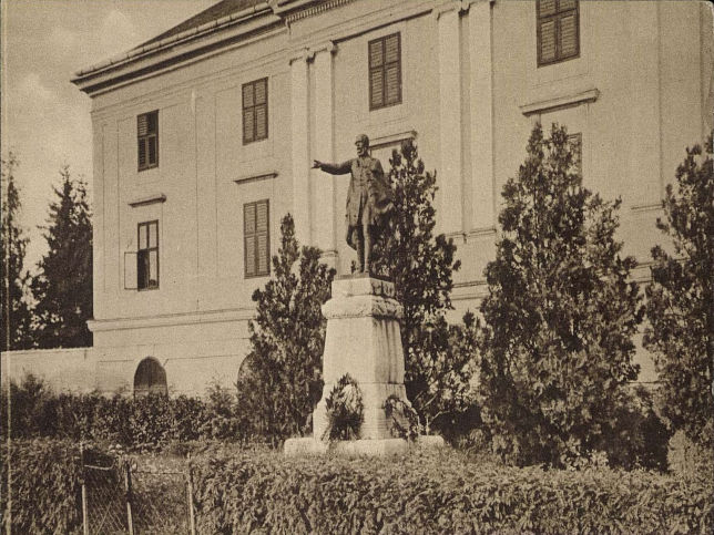 Krmend, Kossuth-Statue