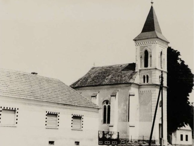 Mikossz�plak, Kirche