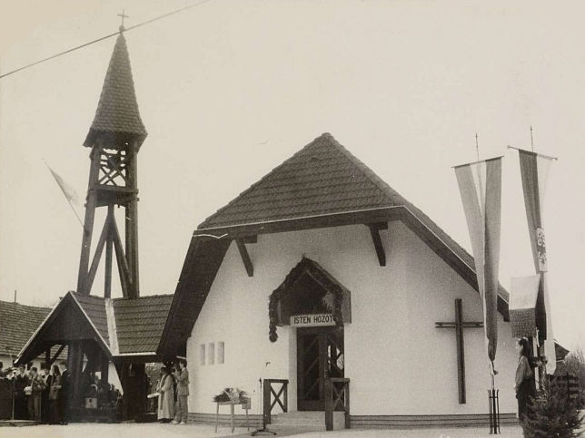 R�t�t, Kirche und Glockenturm