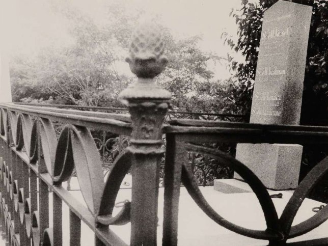 T�pl�nszentkereszt, Familiengrab Sz�ll