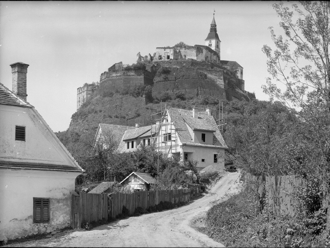 Gssing, Blick von der Strae zum Burgberg, um 1931