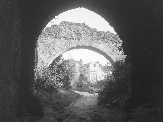 Burg Gssing, Blick durch einen Torbogen in den Sdhof, um 1906