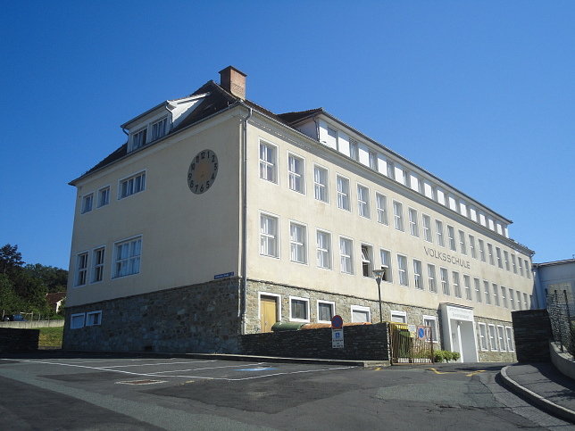 Gssing, Elementary school