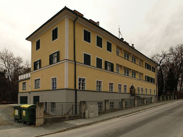 Customs building