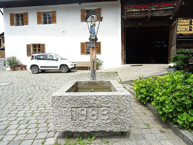 Flaurling, Brunnen mit der Jahreszahl 1989