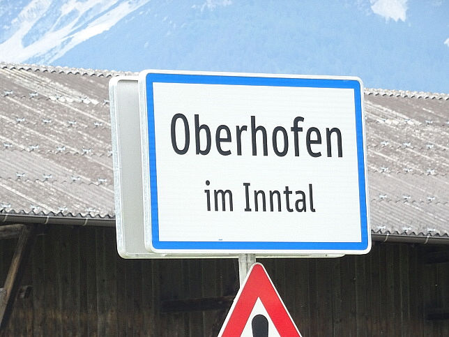 Oberhofen, Ortstafel