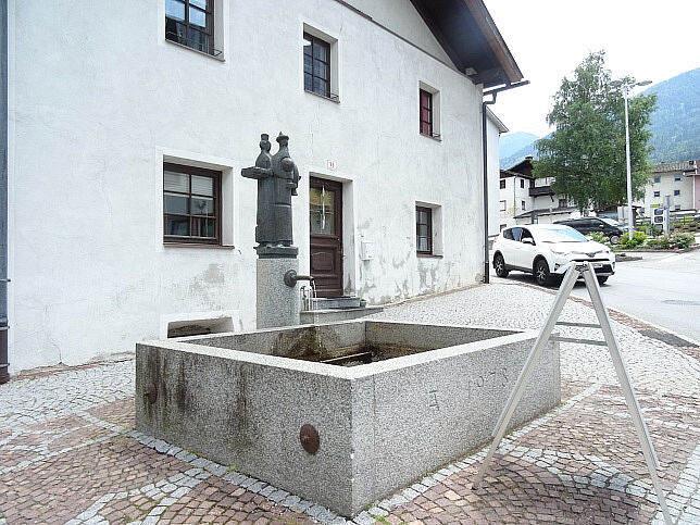 Pfaffenhofen, Brunnen mit der Jahreszahl 1978