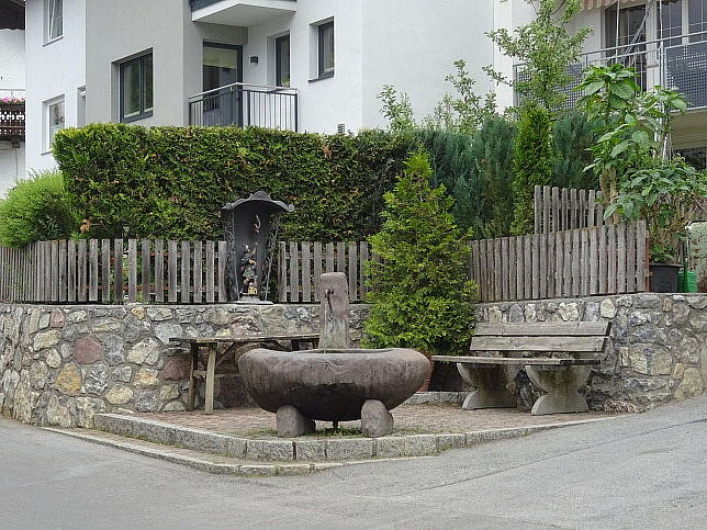 Grins, Brunnen, Jahreszahl 1997