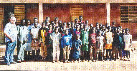 Grandits vor der Haushaltungsschule in Djibo