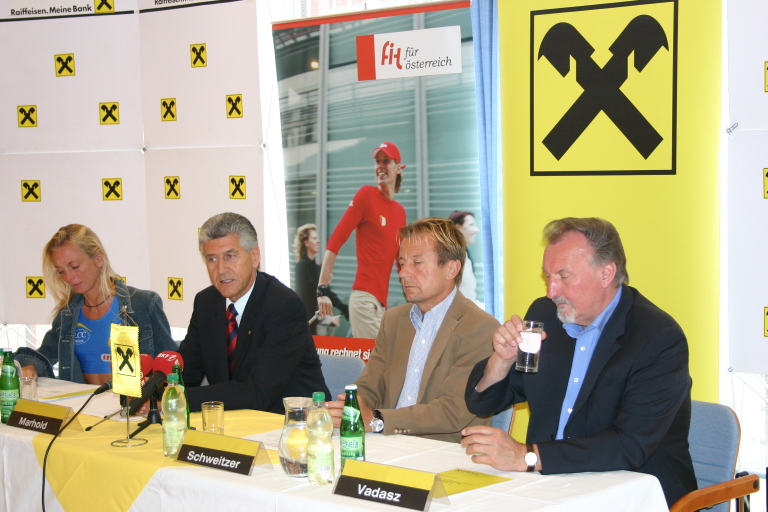 Stellten den Marathon vor: Frau Pumper, Generaldirektor Marhold, Sportstaatssekretär Karl Schweitzer und Bürgermeister Vadasz (v.l.) freuen sich über den 4. Südburgenland Öko Energie Marathon.