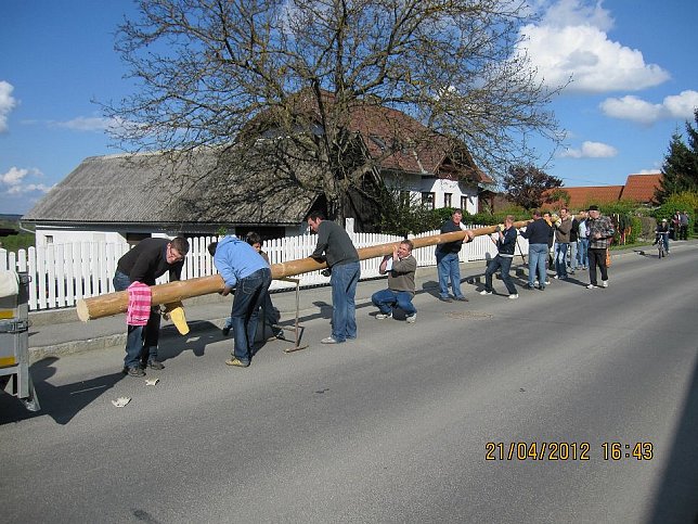 Maibaumaufstellen 21.4.2012