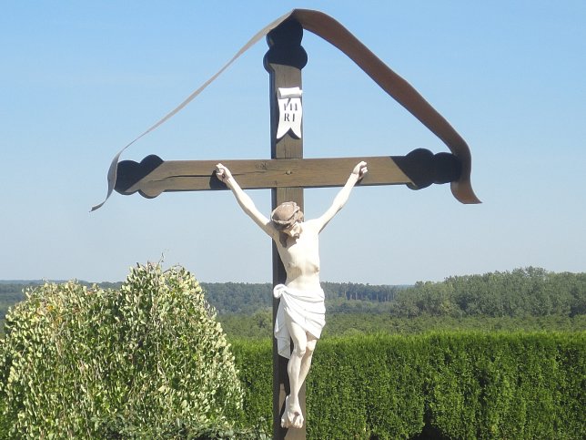 Kreuz vor der Kirche