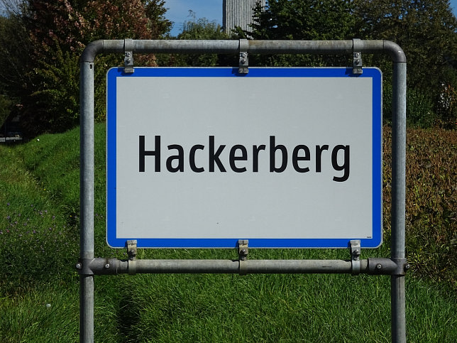 Hackerberg, Ortstafel