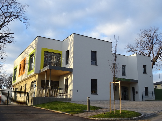 Heiligenkreuz, Bildungszentrum