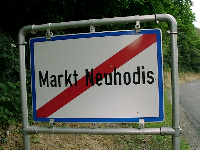 Markt Neuhodis, Ortstafel