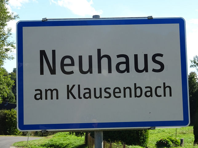 Neuhaus am Klausenbach, Ortstafel