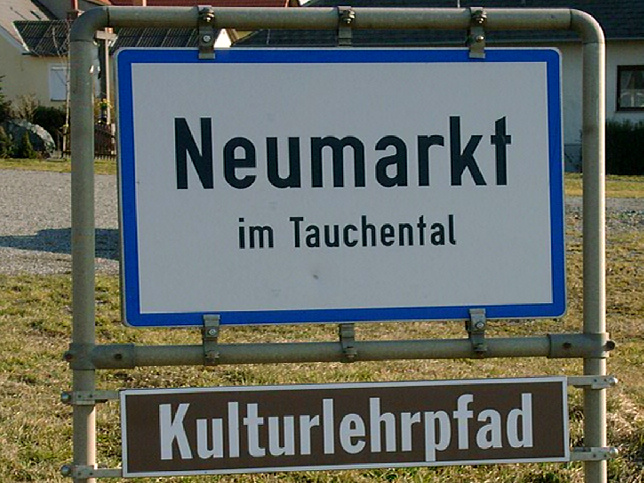 Neumarkt im Tauchental, Ortstafel