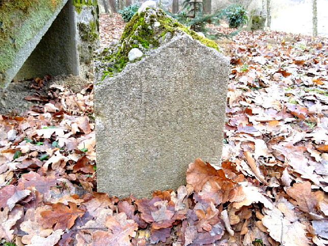 Ungarisch-Bieling, Grabstein