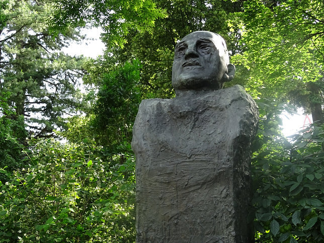 Adolf-Schrf-Denkmal