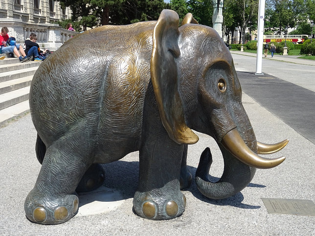 Elefanten-Skulptur von Gottfried Kumpf