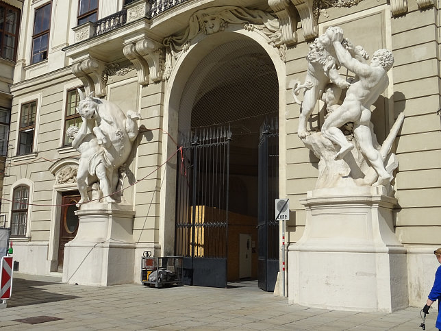 Reichshofkanzlei, Statuen