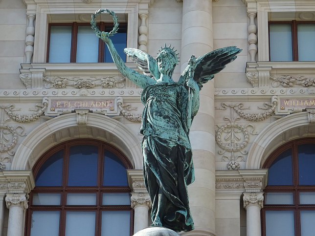 Statue der Nike am Portal des Naturhistorischen Museums
