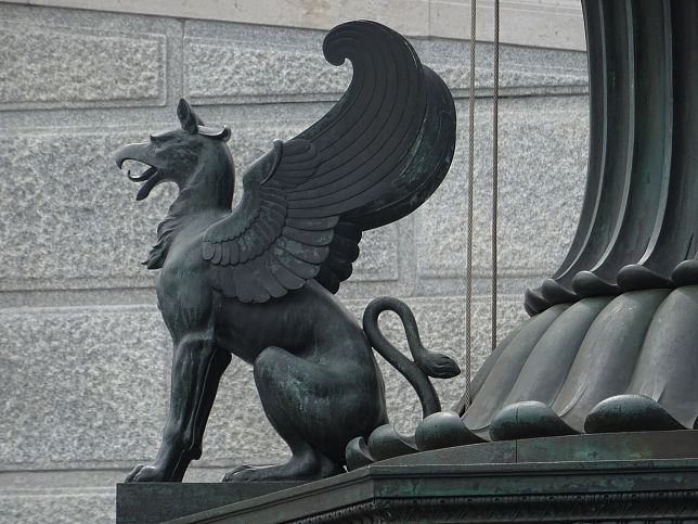 Flaggenmast vor dem Parlament