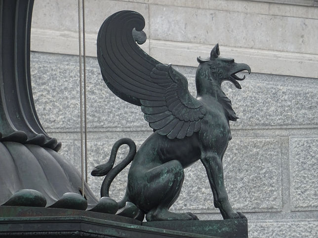 Flaggenmast vor dem Parlament