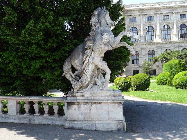 Rossebndiger am Maria-Theresien-Platz