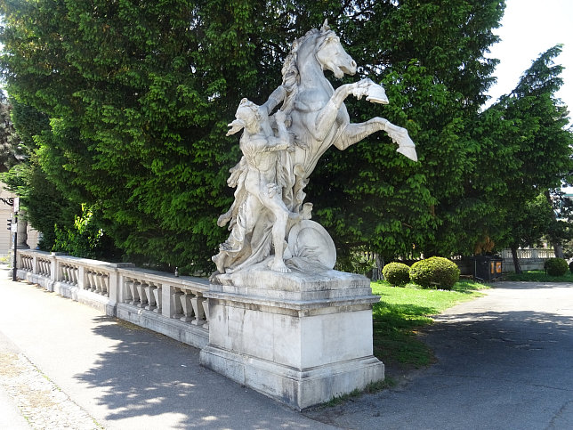 Rossebndiger am Maria-Theresien-Platz
