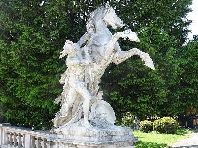 Rossebndiger am Maria-Theresien-Platz