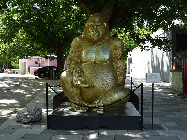 Goldener Gorilla, Die Allee, Waldsteingartenstrae