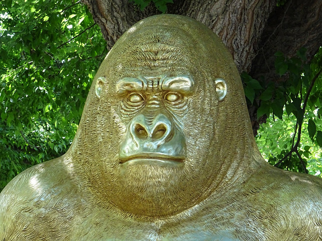 Goldener Gorilla, Die Allee, Waldsteingartenstraße