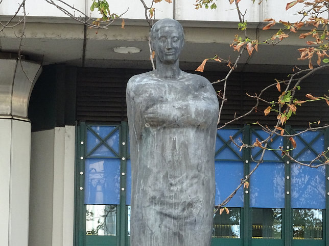 Anton Hanak, Stehende Frauenfigur mit verschränkten Armen